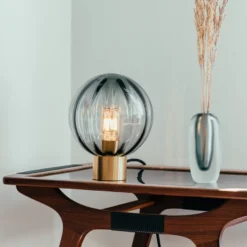 KRYSTALLKULE BORDLAMPE OPTIKK RØKGRÅ M. MESSING SOKKEL