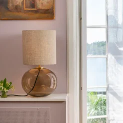 SENJA Bordlampe Hvit 30*30 Hvit skjerm