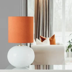 SENJA BORDLAMPE HVIT M. MESSING ARMATUR, ORANGE 30*30 SKJERM