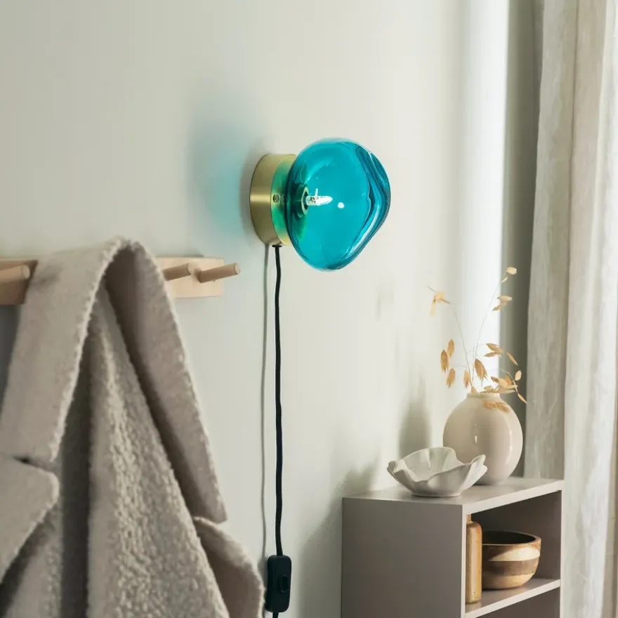 VEGGLAMPE BLÅGRØNN MED UTVENDIG MESSING OPPHENG