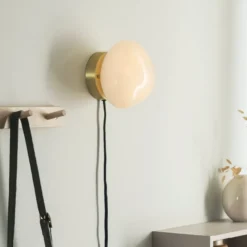 VEGGLAMPE HVIT MED INNFELDT MESSING OPPHENG