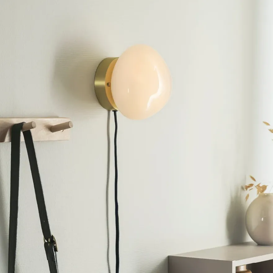 VEGGLAMPE HVIT MED UTVENDIG MESSING OPPHENG