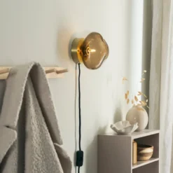 VEGGLAMPE KAKAO MED UTVENDIG MESSING OPPHENG
