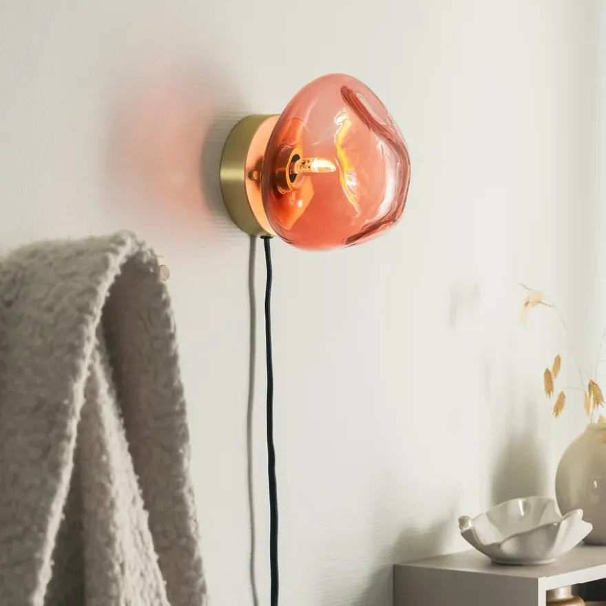 VEGGLAMPE MORGENRØD MED INNFELDT MESSING OPPHENG