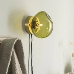VEGGLAMPE OLIVEN MED UTVENDIG MESSING OPPHENG
