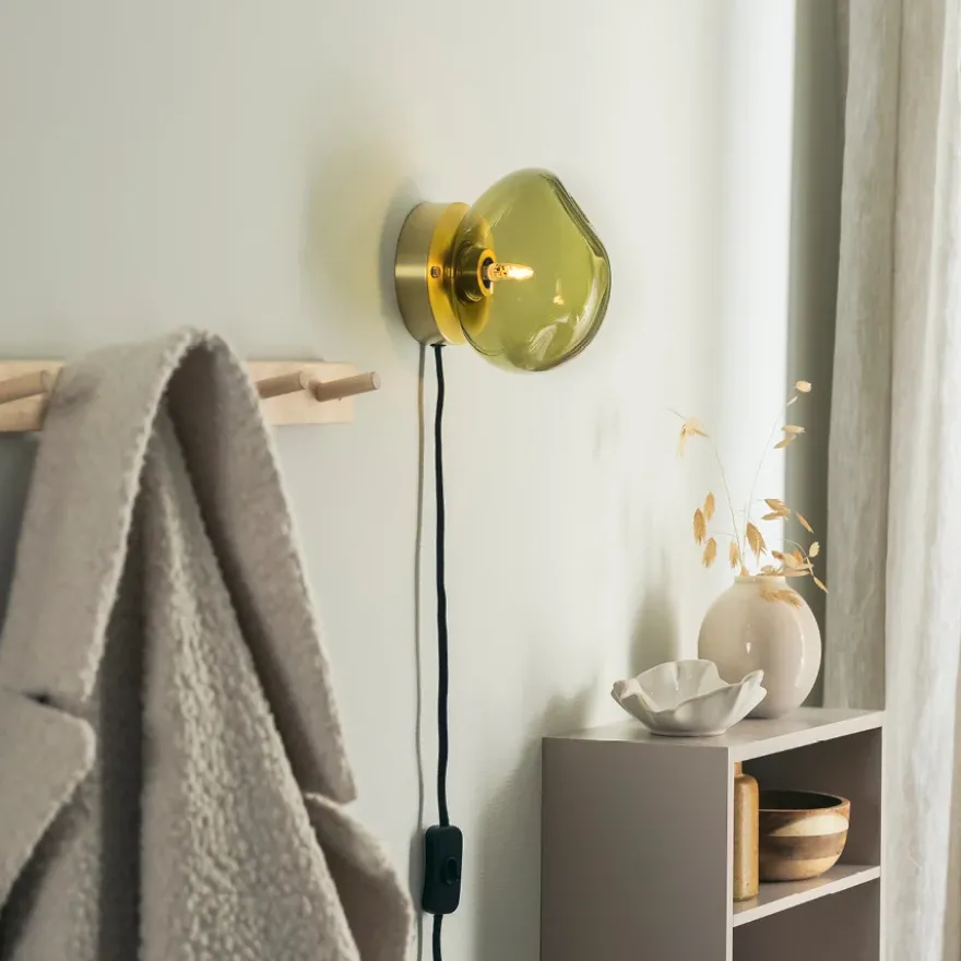 VEGGLAMPE OLIVEN MED UTVENDIG MESSING OPPHENG